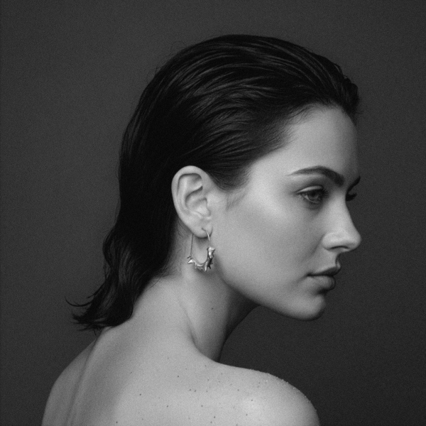 Tensile es una serie que surge de la investigación sobre la tensión como principio estructural.&nbsp;Las formas iniciales evolucionan hacia volúmenes orgánicos&nbsp;que sugieren movimiento y transformación. Cada pieza representa una forma que parece estirarse&nbsp;y contraerse, como si tuviera vida. Ese dinamismo se vincula a la franja intermareal costera,&nbsp;donde los organismos cambian constantemente, adaptándose al ritmo del agua, celebrando su&nbsp;capacidad de resistencia y cambio continuo